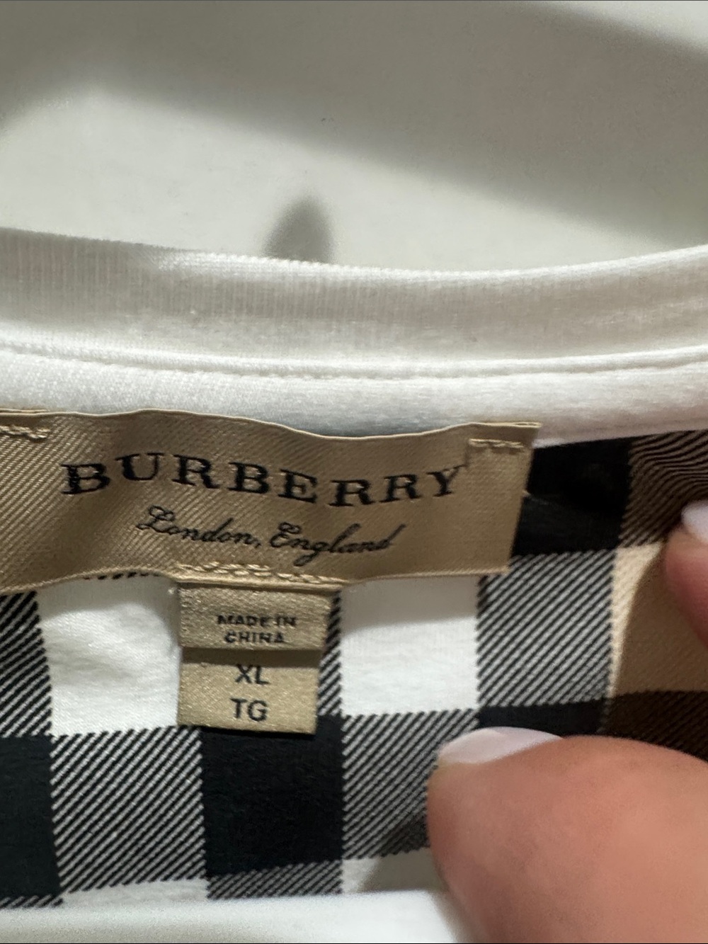 Woman’s XL Burberry White Short-Sleeve Crewneck Tee with Check Cuff
Worn Once - Picture 3 of 6